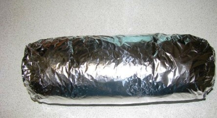 1. Этап. Мясной рулет с картофелем: Сформируйте рулет, заверните его в фольгу, но так, чтобы потом было легко ее снять.