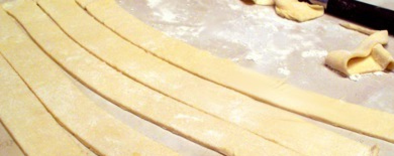 1. Этап. Шотландский пирог Кокки-Ликки: 5. Пока курица тушится, тесто разморозим, раскатаем тоненько, и нарежем полосочками по 2-3 см каждый.