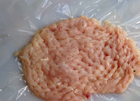 1. Этап. Куриный рулет с сыром и зеленью: 1. Куриное филе вымойте, обсушите и отбейте слегка. Важно при этом не повредить его, иначе рулет не будет цельным. Лучше всего выложить филе между пищевой пленкой и отбить.