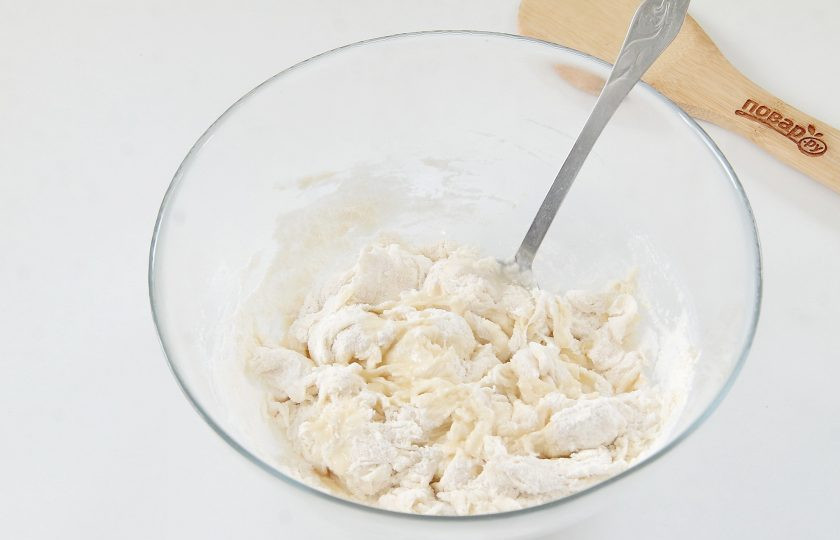 1. Этап. Кальцоне с цукини, оливками и моцареллой: Перемешайте и добавьте 1 ст. л. масла.