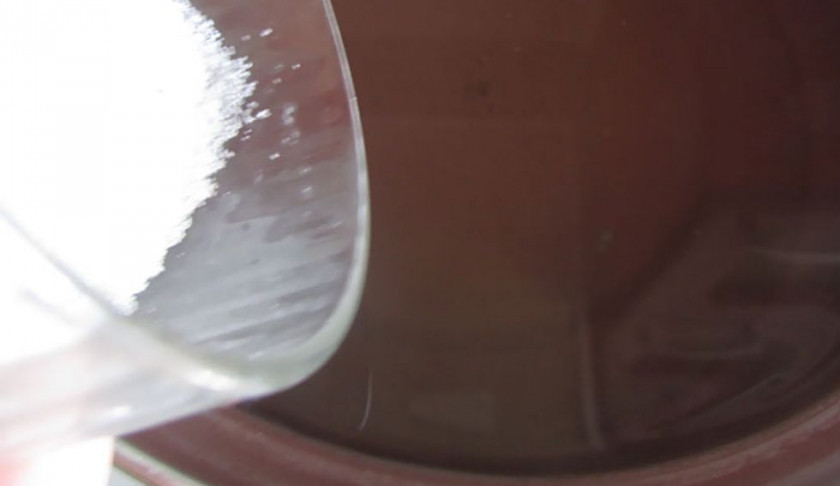 1. Этап. Яблоки консервированные целиком: 7. Добавьте сахар и доведите сироп до кипения.