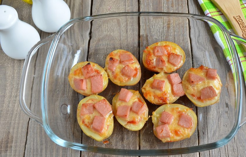 1. Этап. Пицца в картофельных лодочках: Пиццы в картофельных лодочках готовы! Посыпьте рубленой зеленью и угощайтесь!