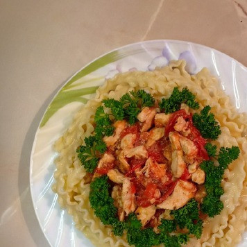 1. Этап. Паста с курицей под чесночно-томатным соусом: В тарелку выложить лапшу, добавить филе с соусом, и, приятного аппетита!