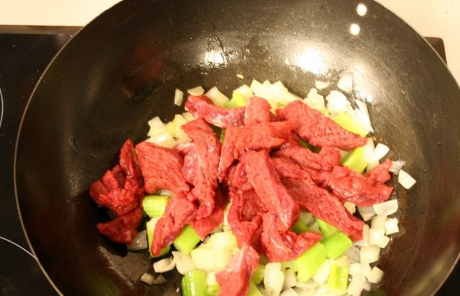 1. Этап. Говядина по-испански: Теперь выкладываем в сковороду нарезанную говядину.