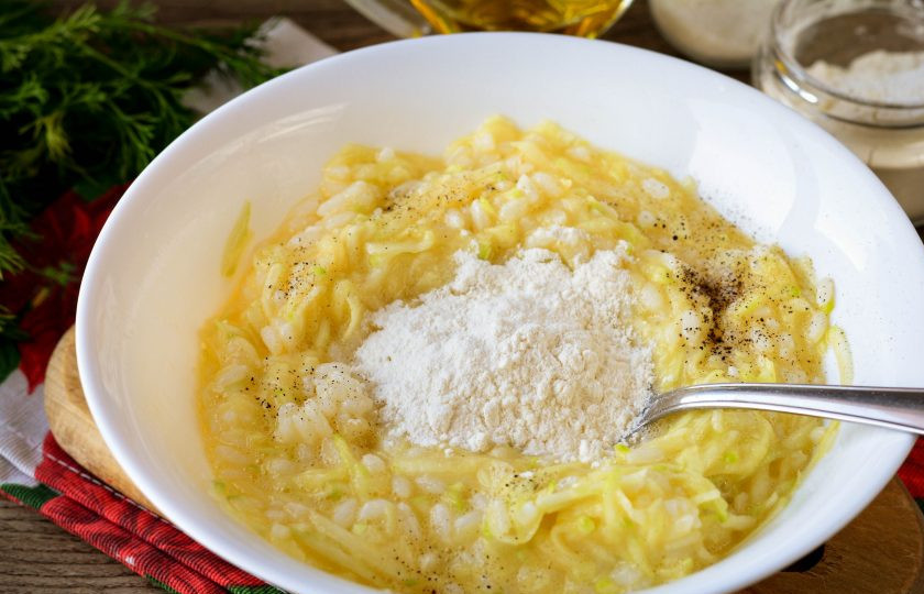 1. Этап. Котлеты из кабачков с рисом: Все перемешайте и всыпьте муку.