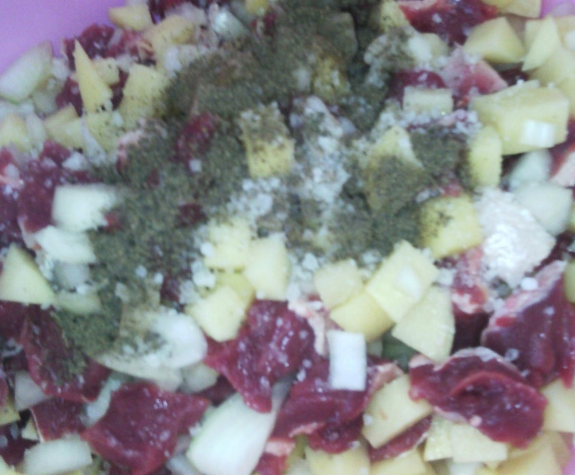 1. Этап. Самса с мясом и картошкой: В миске смешаем нарезанные ингредиенты, добавим черный перец. Тщательно перемешаем.