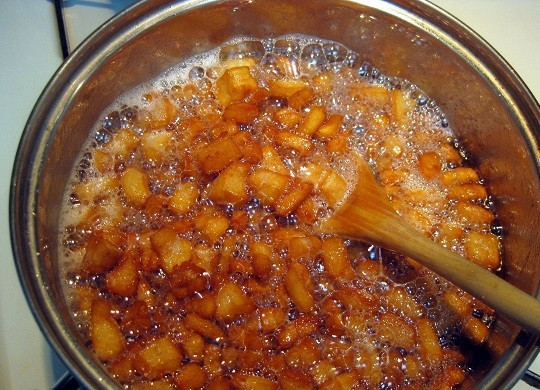 1. Этап. Свиные шкварки: 4. Шкварки нужно довести до красивого румяного цвета. После аккуратно достать шумовкой и выложить на бумажное полотенце. Вот и все, готово!