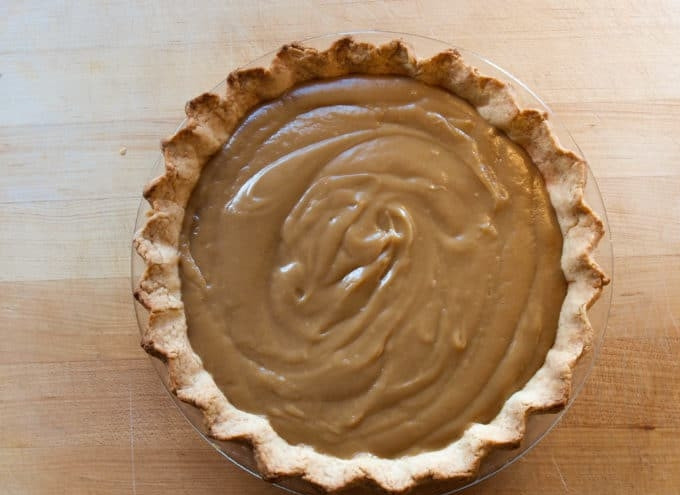 1. Этап. Пирог с ирисом: 11. Выложите начинку-ирис на основу. Оставьте на 30 минут при комнатной температуре, а затем уберите в холодильник застывать на 4 часа минимум.