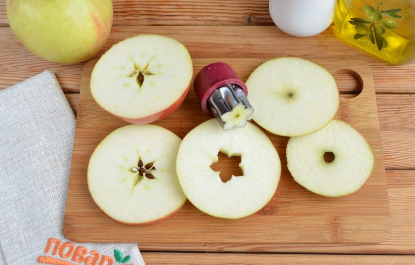 1. Этап. Яблочные оладьи Звездочки: Порежьте яблоки кружочками толщиной примерно 5-6 мм. Вырубкой для печенья 