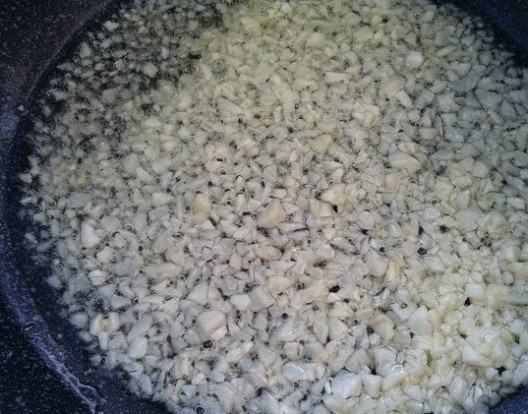 1. Этап. Острые спагетти: 3. Затем в разогретом масле обжарьте чеснок до золотистой корочки пару минут, помешивая.