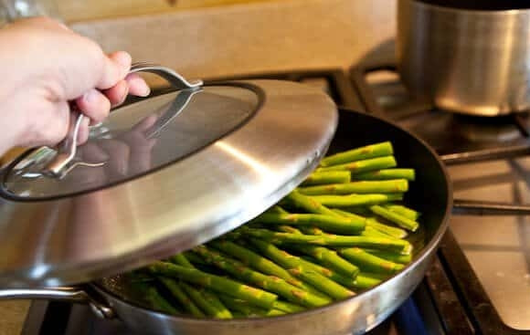 1. Этап. Спаржа в сырном соусе: 2. Выложите в кипящую воду и проварите на среднем огне буквально 2 минуты (для особо тонкой спаржи достаточно одной). Аккуратно шумовкой достаньте спаржу.