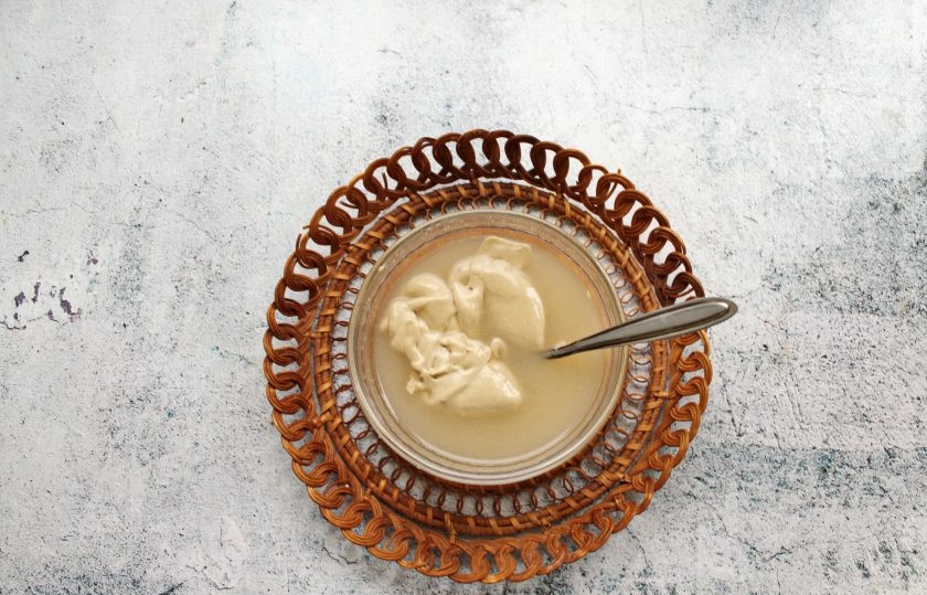 1. Этап. Банановый торт суфле: Набухший желатин распустите на водяной бане до жидкого состояния. Выложите в миску с желатином две столовые ложки взбитой массы и перемешайте. Потихоньку взбивая массу, вливайте желатин и перемешивайте до однородности.