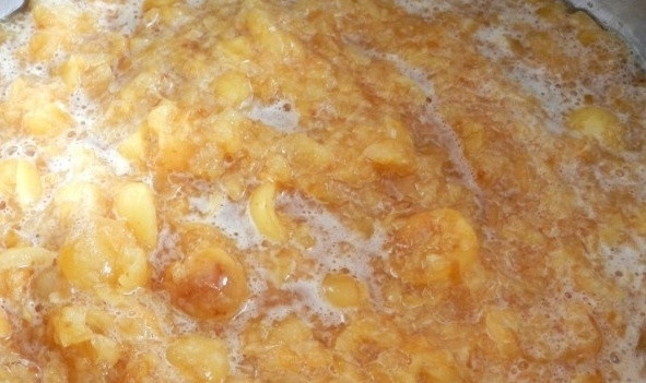 1. Этап. Конфитюр из черешни: Довести конфитюр до кипения, варить на слабом огне 10 минут. Охладить. Проварить конфитюр таким же образом еще 2 раза.