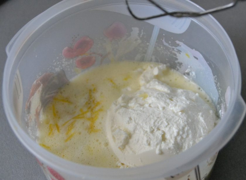 1. Этап. Лимонный торт с рикоттой: Добавьте рикотту и взбейте.