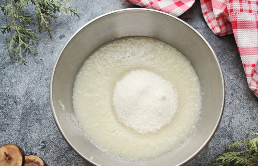 1. Этап. Мармелад из помело: Всыпьте в пюре сахар и поставьте на медленный огонь. Варите массу до полного растворения сахара, но не кипятите.