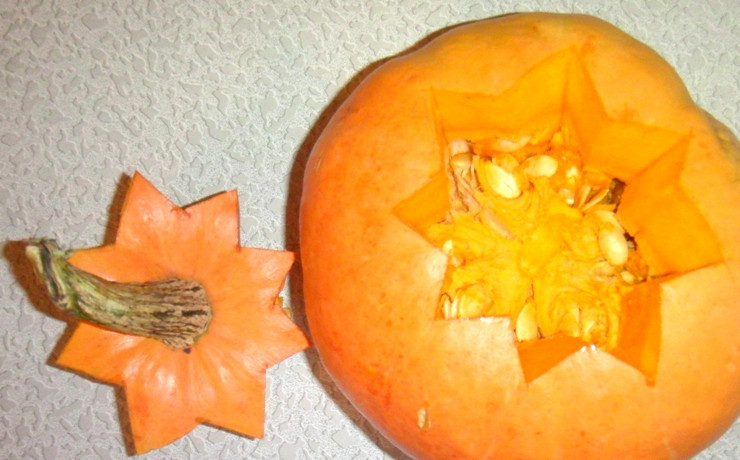 1. Этап. Куриное рагу в тыкве: Пока обжаривается мясо, займемся тыквой. Тыкву моем, сушим, верхнюю часть аккуратно срезаем - эта часть тыквы потом будет служить нам крышкой.