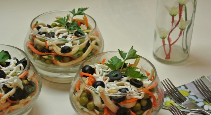 1. Этап. Салат Деликатесный: 5. Перед подачей раскладываю салат по формочкам, поливаю майонезом и подаю к столу. Приятного аппетита!