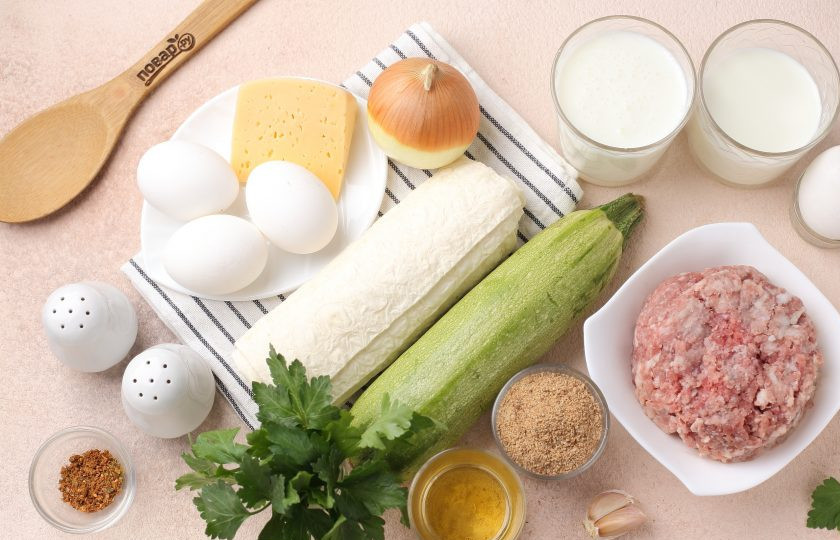 1. Этап. Пирог из лаваша с фаршем и кабачком: Подготовьте все ингредиенты.