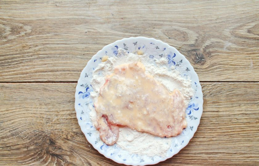 1. Этап. Свинина в льезоне: И снова обваляйте мясо в муке.