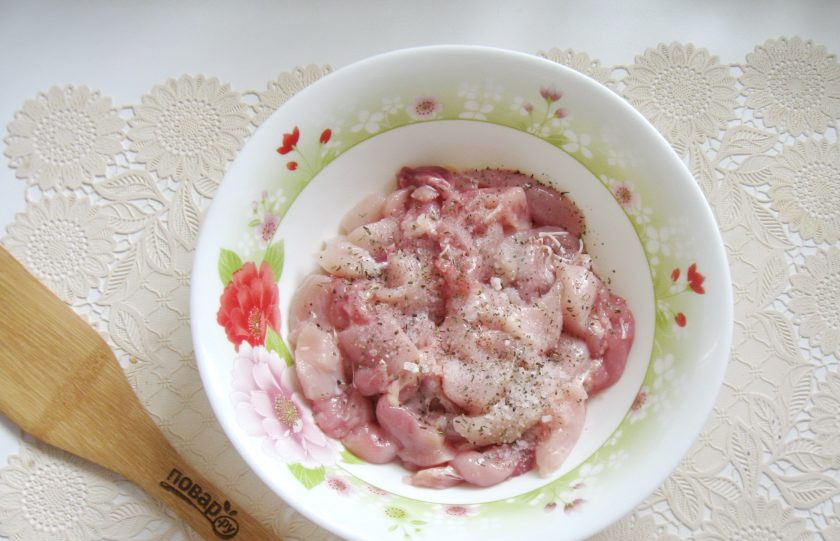 1. Этап. Ветчинная колбаса: Поперчите по вкусу.