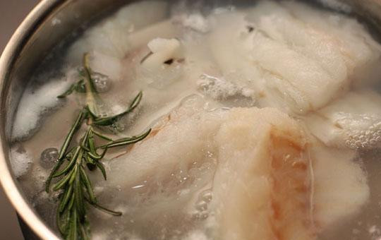 1. Этап. Суфле из трески: Треску вместе с веточкой розмарина кладем в холодную воду. Доводим воду до кипения, после чего сливаем.