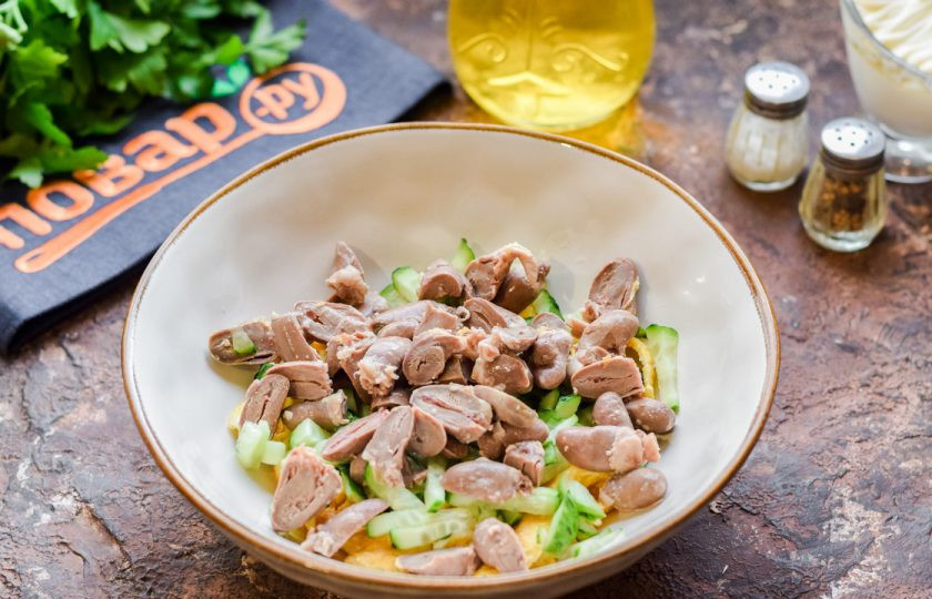 1. Этап. Салат из куриных сердечек: Куриные сердечки нарежьте небольшими кусочками и добавьте в салат.