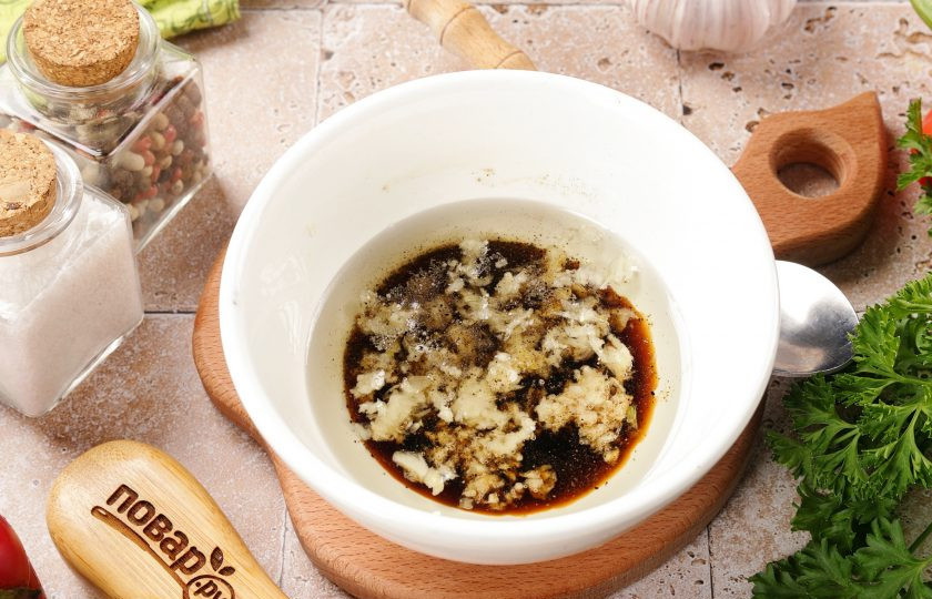 1. Этап. Перец на решётке на мангале: Соедините масло, соевый соус и давленый чеснок. Добавьте перец и соль по вкусу. Перемешайте.