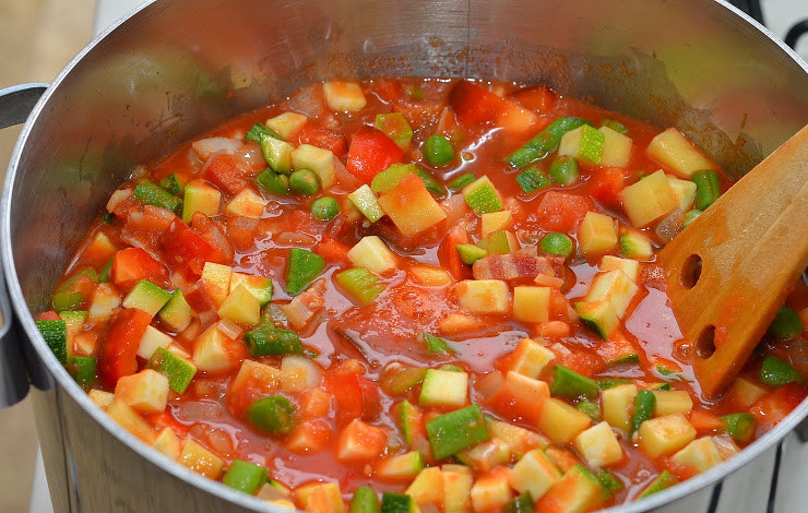 1. Этап. Минестроне с беконом: Выкладываем в кастрюлю оставшиеся овощи, добавляем измельченный чеснок, готовим еще 5 минут.