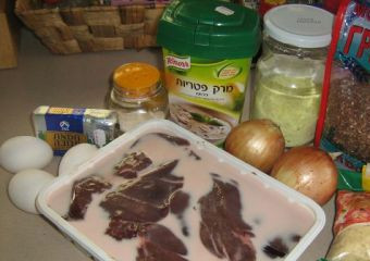 1. Этап. Запеканка из печени: 1. Подготовим все ингредиенты. Печень сразу же замачиваем в молоке, и держим там хотя бы час.