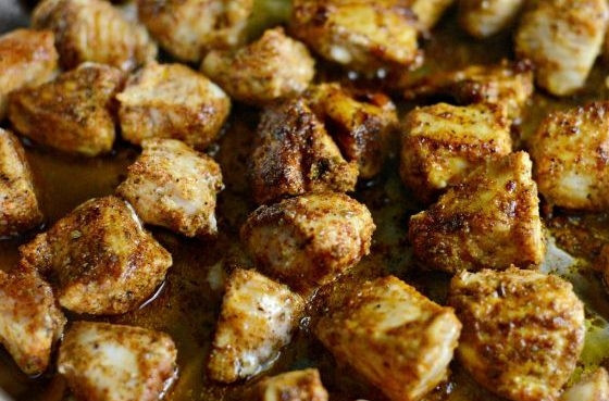 1. Этап. Каджунская паста с курицей: 3. После этого обжарьте курицу в масле с обеих сторон по 4 минуты. Делайте это в большой сковороде. Грудку удалите с огня.