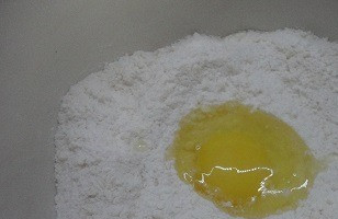 1. Этап. Творожно-ванильный пирог с вишней: Холодное сливочное масло соединить с сахаром, ванильным сахаром и мукой и пробить в блендере. Добавить яйцо и руками перетереть в крошку.