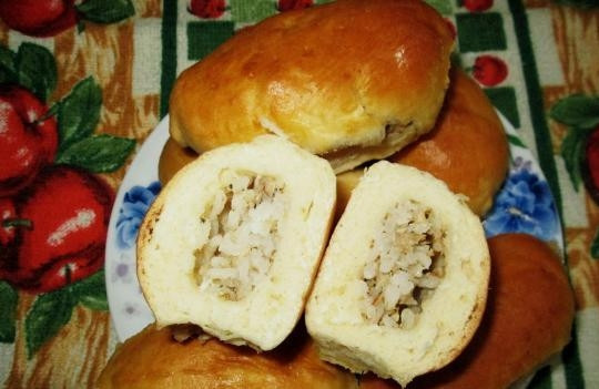 1. Этап. Пирожки с сайрой: За 10 минут до конца готовки взбейте яйцо, смажьте им пирожки. После запекания сразу промажьте пирожки маслом. Приятного аппетита!