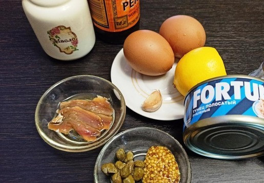 1. Этап. Соус Тоннато с варёным яйцом: Подготовить нужные ингредиенты.