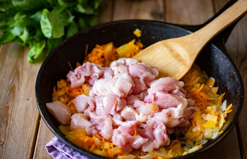 1. Этап. Зеленая чечевица с курицей: К овощам в сковороду добавьте кусочки куриного мяса, посолите и продолжайте все вместе обжаривать на среднем огне еще 10 минут, периодически помешивая лопаткой.