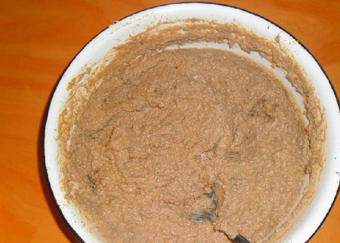 1. Этап. Паштет из куриной печени с овощами: Перемешиваю все до образования однородной массы. Масло сначала можно порубить ножом, а затем помять его руками. Можно использовать блендер.