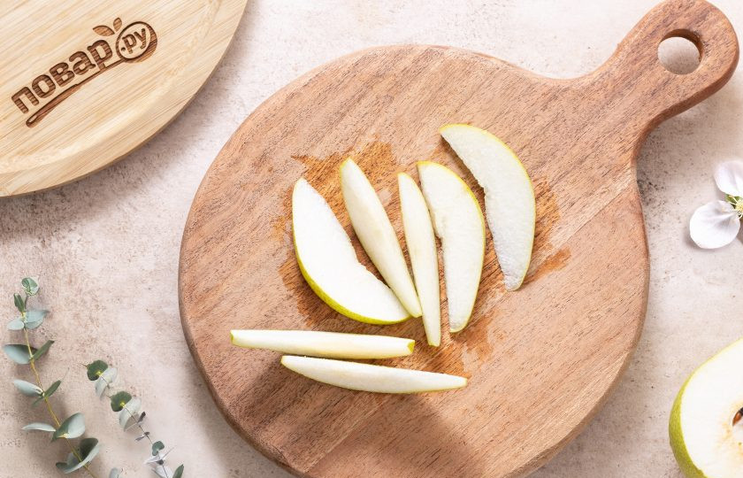 1. Этап. Полента с грушами: Грушу разрежьте, удалите сердцевину и нарежьте на ломтики средней толщины.