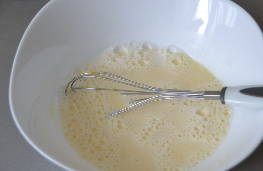 1. Этап. Фисташковые эклеры: Влейте горячее молоко к яичным желткам, смешайте, и снова перелейте всю массу в сотейник. Поставьте сотейник на огонь и при помешивании нагрейте до загустения.