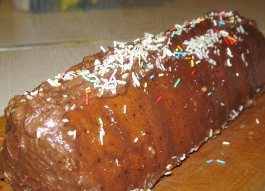 1. Этап. Торт с печеньем и творогом: 9. Полученной массой покройте верхушку домика и края, украсьте кокосовой стружкой и кондитерскими украшениями. Торт можете есть сразу, но лучше отправить на несколько часов в холодильник.