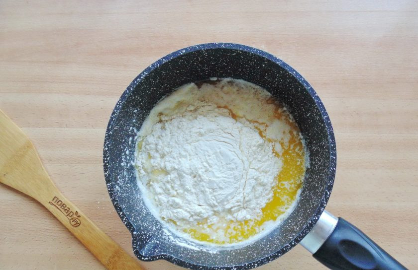 1. Этап. Торт Соблазн: Всыпьте муку в кастрюлю.