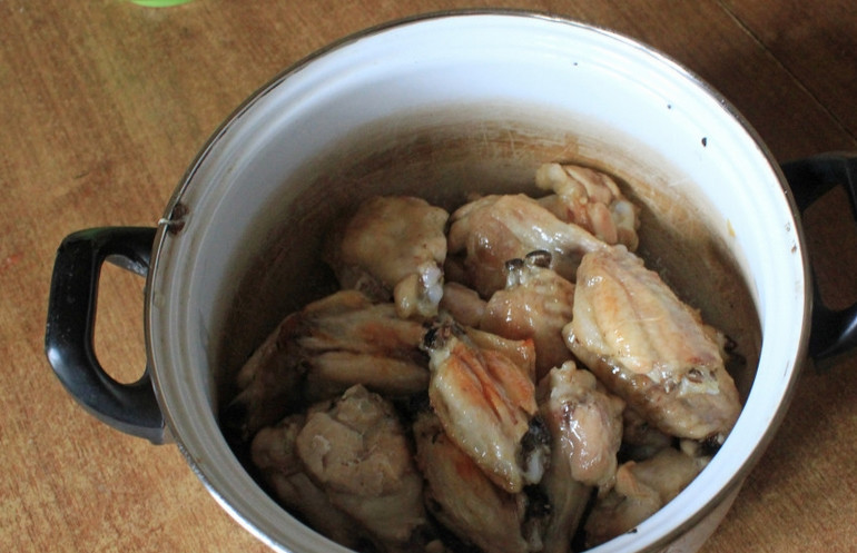 1. Этап. Куриные крылышки Баффало: Запеченные крылышки перекладываем в глубокую кастрюлю.