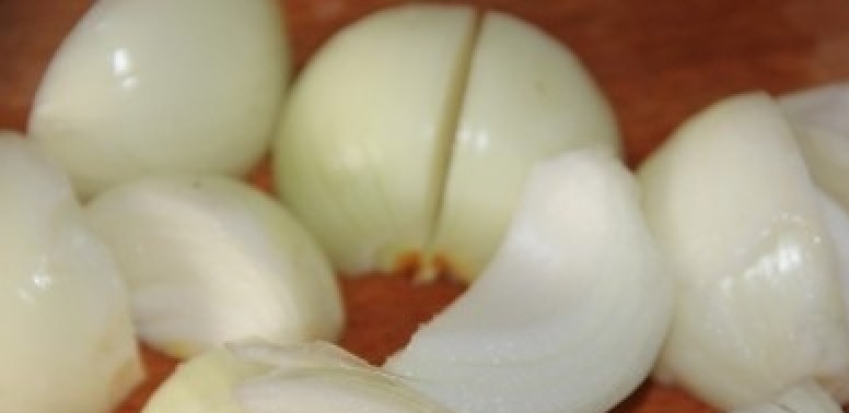 1. Этап. Мясо в сливочном соусе: Каждую луковицу разрежьте на четыре части.