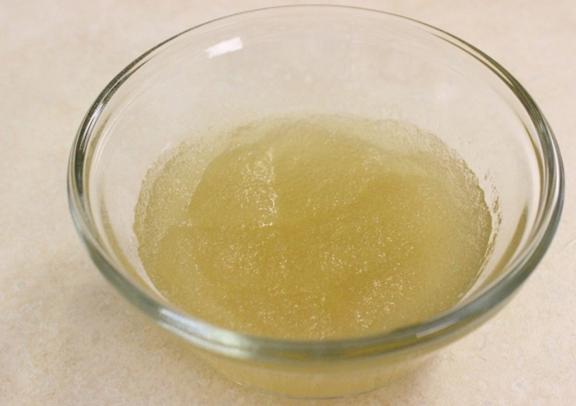 1. Этап. Ванильный мусс: Заранее залейте желатин холодной кипячёной водой на 40 минут до полного растворения.