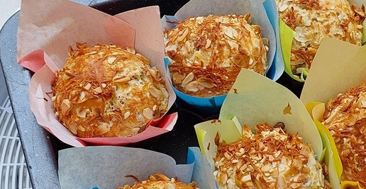 1. Этап. Закусочные маффины с фаршем и кукурузой: Выпекать в разогретой до 190° С духовке около 30 минут. Лучше на режиме с конвекцией. Маффины получаются с пористой, слегка влажной (творог) структурой с вкраплениями кукурузы и фарша. Можно творог заменить сыром или вообще не добавлять. Маффины получаются достаточно большие, можно выпекать в меньших формах и разделить тесто, к примеру, на восемь форм.