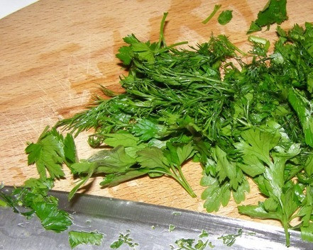 1. Этап. Говядина в сливочном соусе: Зелень мелко нарубите.