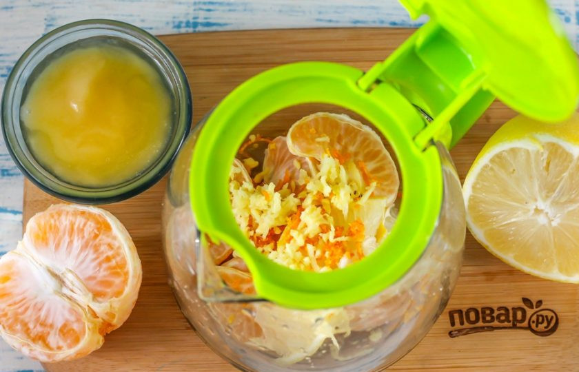 1. Этап. Имбирный напиток: Очистите корень имбиря от кожуры, натрите на терке с мелкими ячейками и выложите в заварник вместе с натертой мандариновой цедрой.