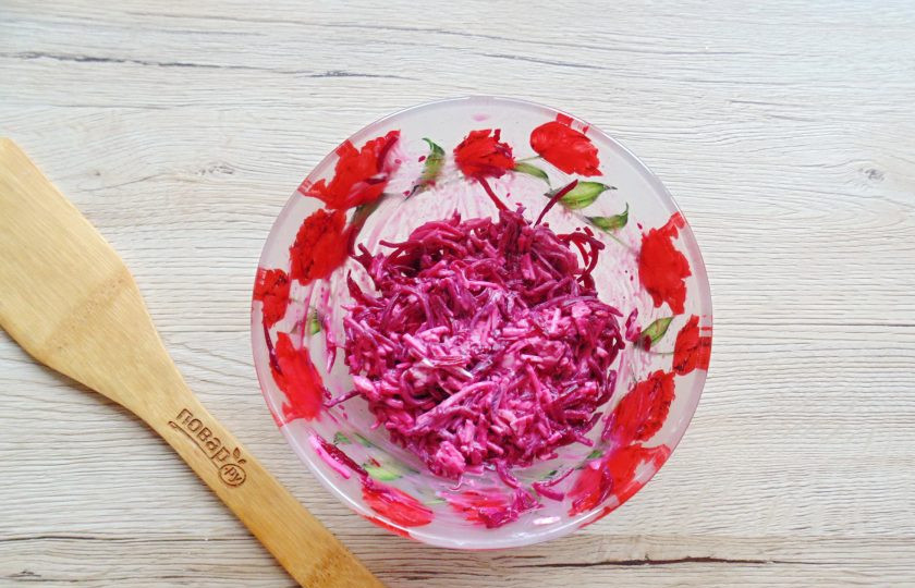 1. Этап. Салат со свеклой и копченым сыром: Перемешайте все ингредиенты. Салат со свеклой и копченым сыром готов.