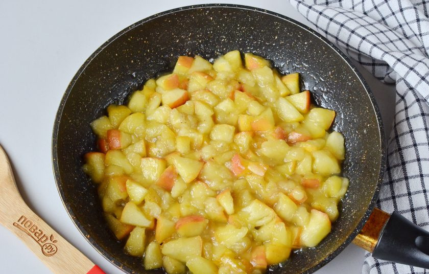 1. Этап. Блинчики с фруктовой начинкой: Протушите несколько минут, чтобы фрукты размягчились.