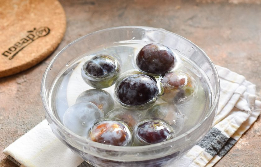 1. Этап. Пюре из сливы для грудничка на зиму: Все сливы вымойте и просушите, проверьте, чтобы не было порченных.