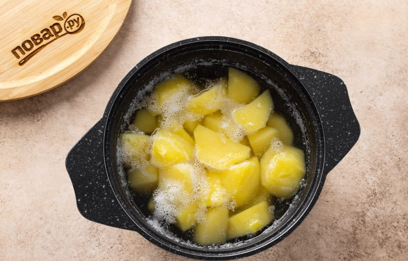 1. Этап. Картофельное пюре с горчицей: Картофель помойте, очистите от кожуры. Нарежьте на ломтики среднего размера. Отварите в кипящей подсоленной воде до готовности.