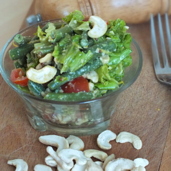 Салат из зеленой фасоли с орехами